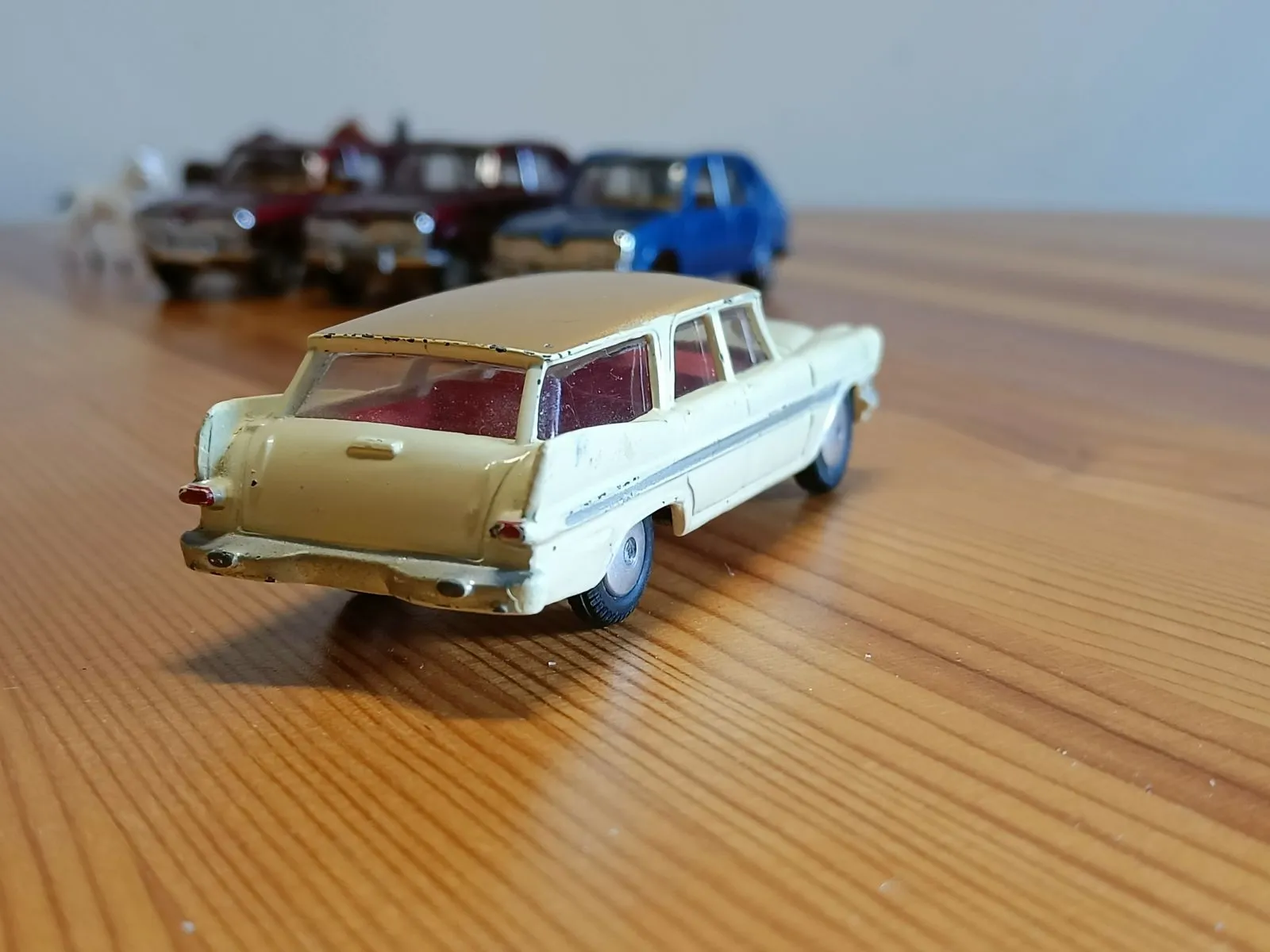 219 Plymouth Sports Suburban *with cream base* 2