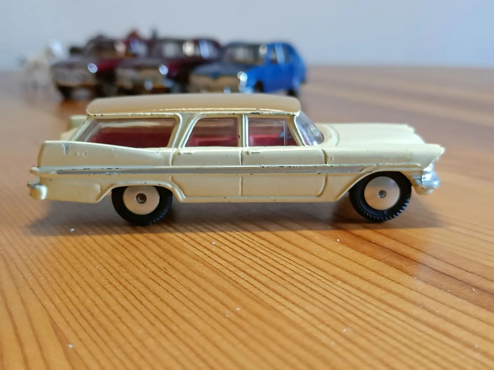 219 Plymouth Sports Suburban *with cream base* 2